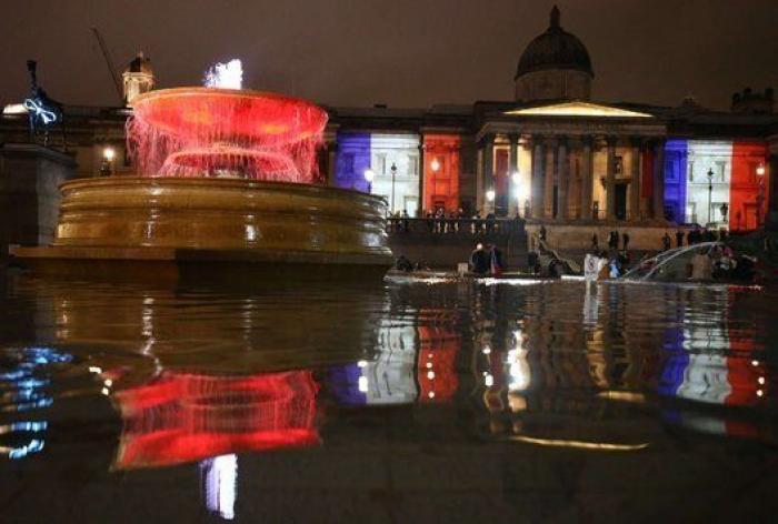 Luces por París: edificios de todo el mundo se tiñen con los colores de la bandera francesa