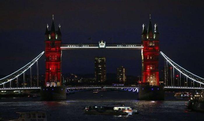 Luces por París: edificios de todo el mundo se tiñen con los colores de la bandera francesa