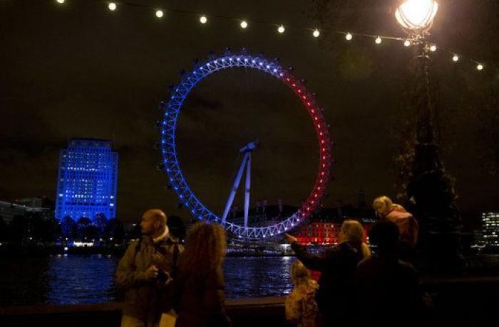 Luces por París: edificios de todo el mundo se tiñen con los colores de la bandera francesa