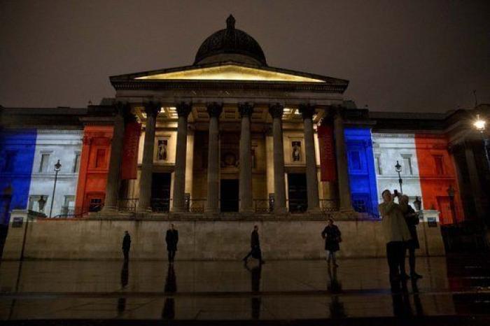 Luces por París: edificios de todo el mundo se tiñen con los colores de la bandera francesa