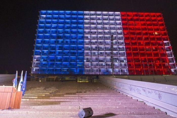 Luces por París: edificios de todo el mundo se tiñen con los colores de la bandera francesa