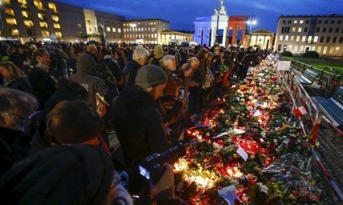 Luces por París: edificios de todo el mundo se tiñen con los colores de la bandera francesa