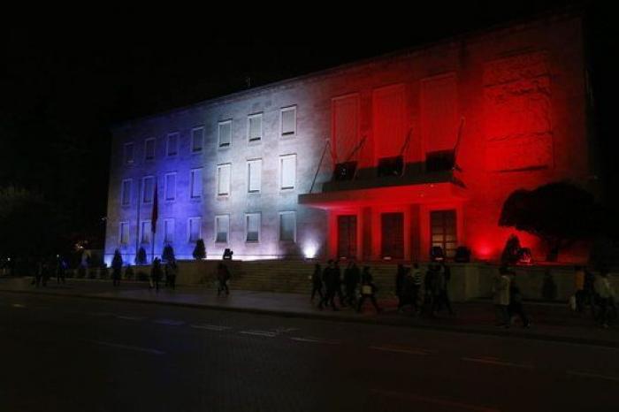 Luces por París: edificios de todo el mundo se tiñen con los colores de la bandera francesa
