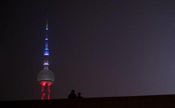 Luces por París: edificios de todo el mundo se tiñen con los colores de la bandera francesa