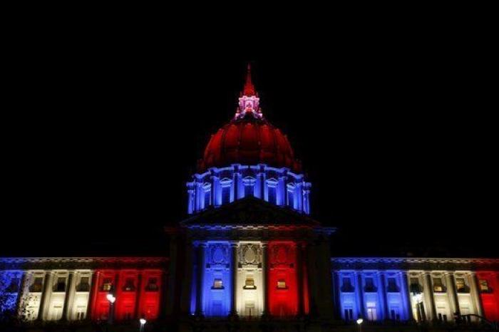 Luces por París: edificios de todo el mundo se tiñen con los colores de la bandera francesa