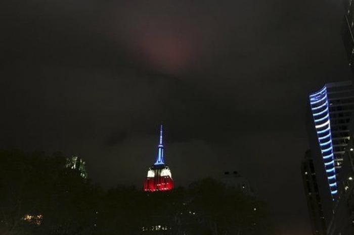 Luces por París: edificios de todo el mundo se tiñen con los colores de la bandera francesa