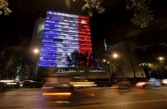 Luces por París: edificios de todo el mundo se tiñen con los colores de la bandera francesa
