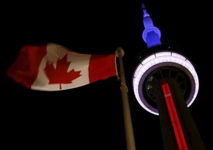 Luces por París: edificios de todo el mundo se tiñen con los colores de la bandera francesa