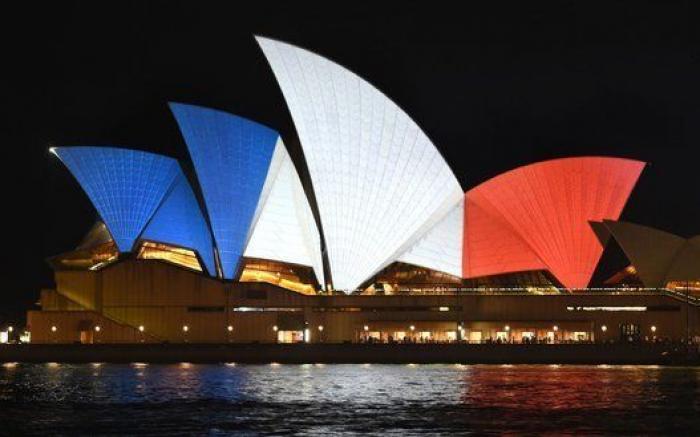 Luces por París: edificios de todo el mundo se tiñen con los colores de la bandera francesa
