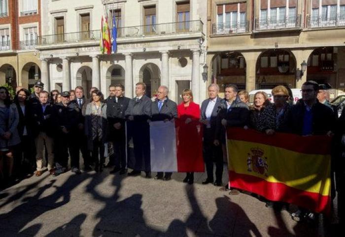 El mundo guarda silencio por París (VÍDEO)