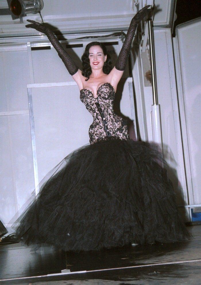 Dita Von Teese rubia: la reina del burlesque comparte sus fotos de juventud (VÍDEO)