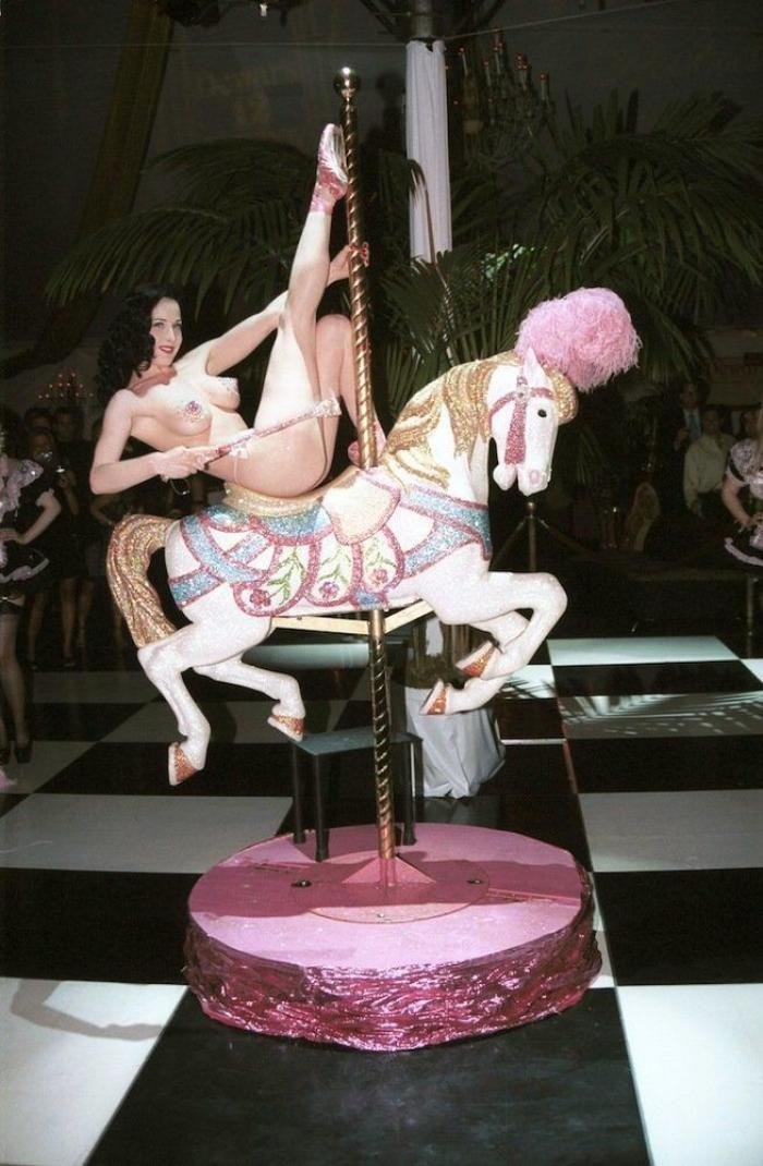 Dita Von Teese rubia: la reina del burlesque comparte sus fotos de juventud (VÍDEO)