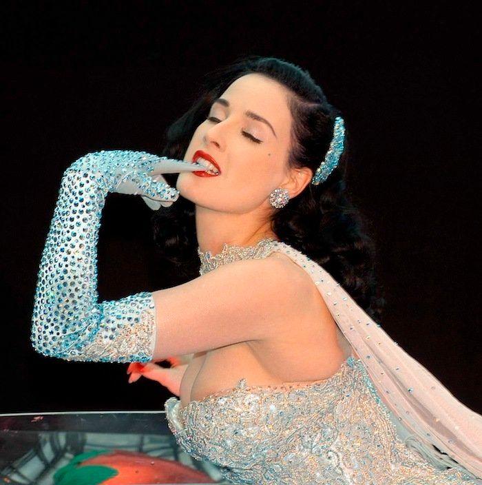 Dita Von Teese rubia: la reina del burlesque comparte sus fotos de juventud (VÍDEO)