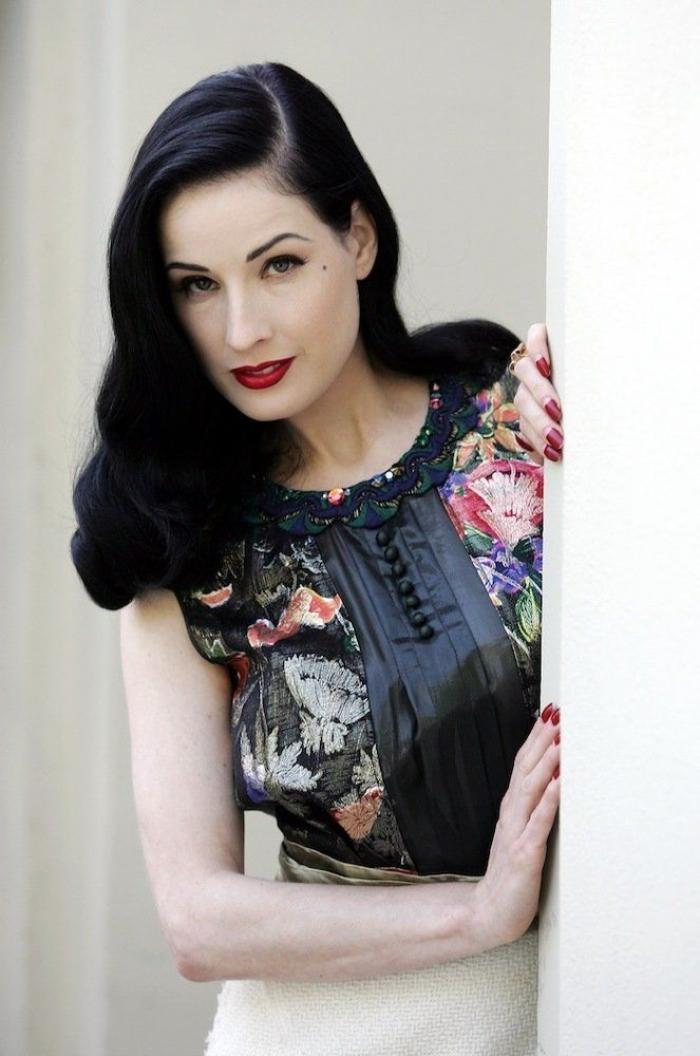 Dita Von Teese rubia: la reina del burlesque comparte sus fotos de juventud (VÍDEO)