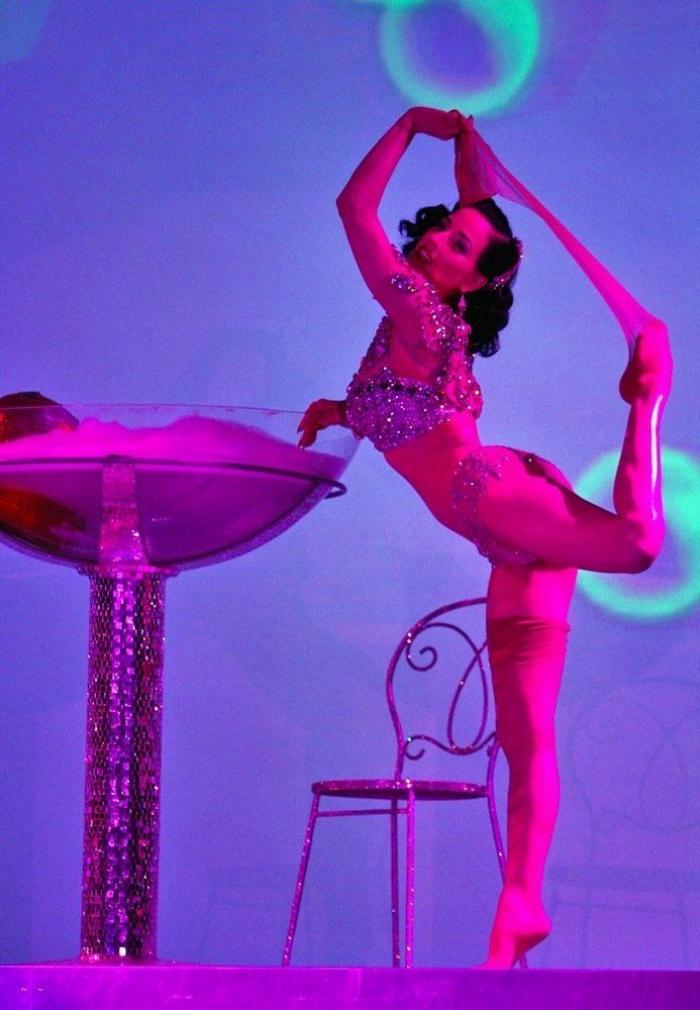 Dita Von Teese rubia: la reina del burlesque comparte sus fotos de juventud (VÍDEO)
