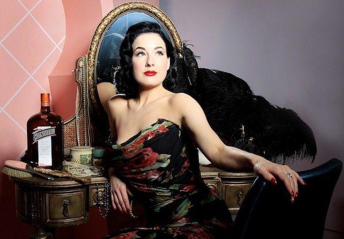 Dita Von Teese rubia: la reina del burlesque comparte sus fotos de juventud (VÍDEO)