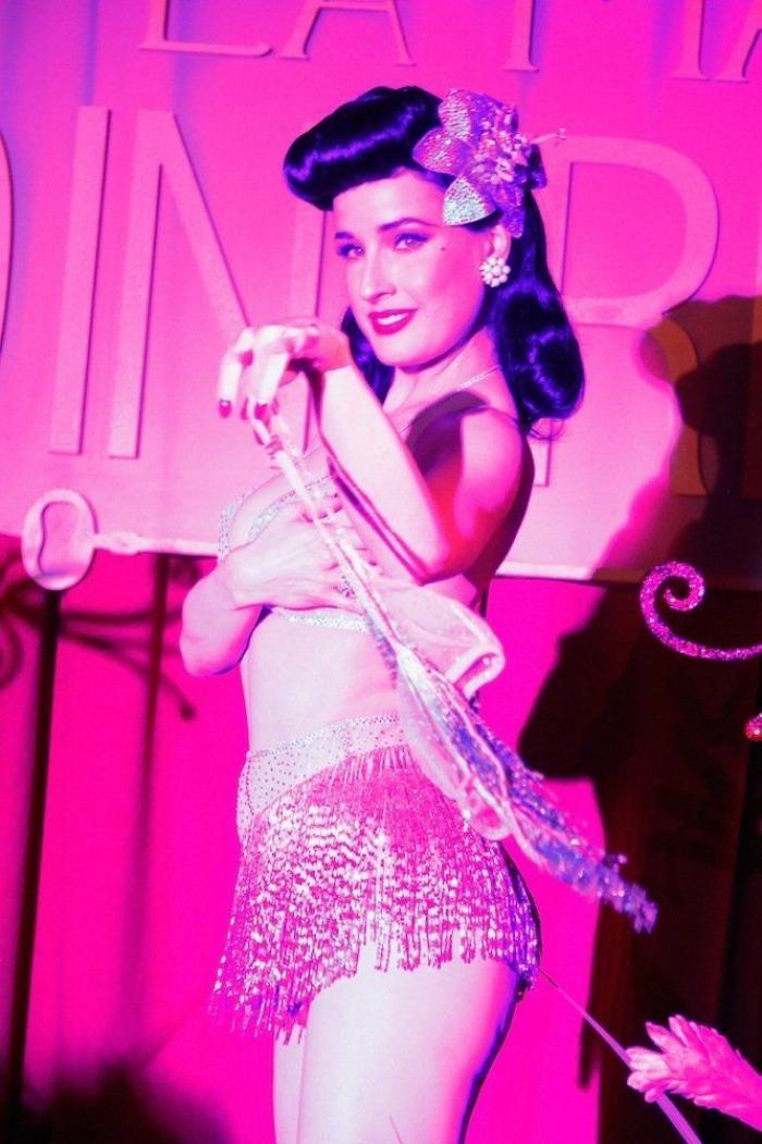 Dita Von Teese rubia: la reina del burlesque comparte sus fotos de juventud (VÍDEO)