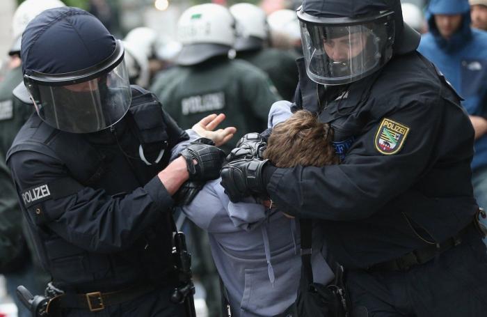 Aviones de papel: La forma de protesta de los españoles en Uruguay (VÍDEO)