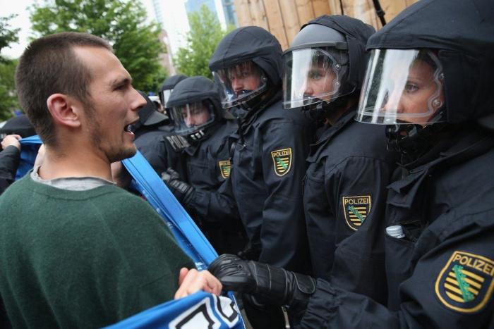 Aviones de papel: La forma de protesta de los españoles en Uruguay (VÍDEO)