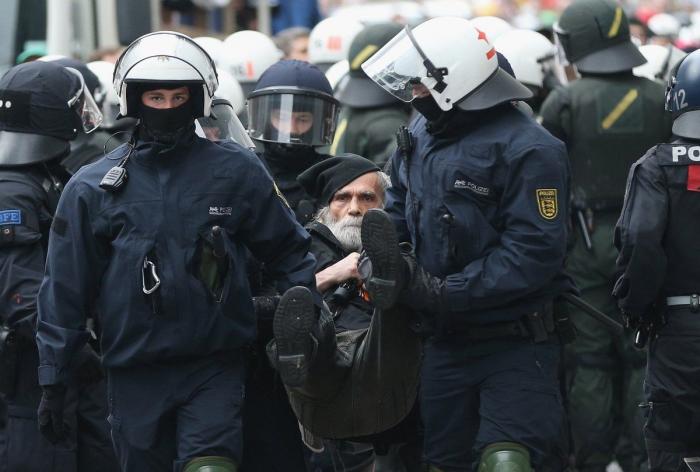 Aviones de papel: La forma de protesta de los españoles en Uruguay (VÍDEO)