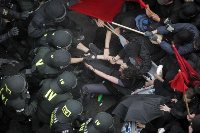 Aviones de papel: La forma de protesta de los españoles en Uruguay (VÍDEO)