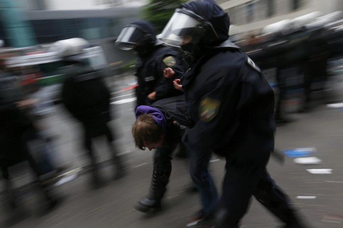 Aviones de papel: La forma de protesta de los españoles en Uruguay (VÍDEO)