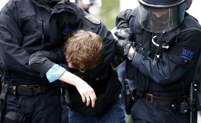 Aviones de papel: La forma de protesta de los españoles en Uruguay (VÍDEO)