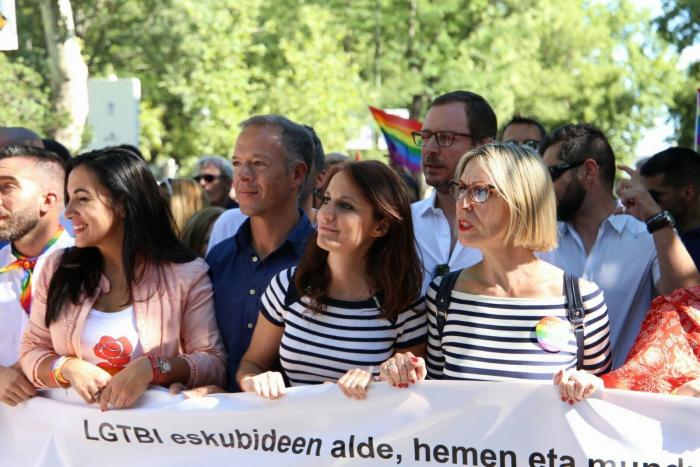 El alcalde de Madrid niega que esto sea "orillar" la bandera LGTBI