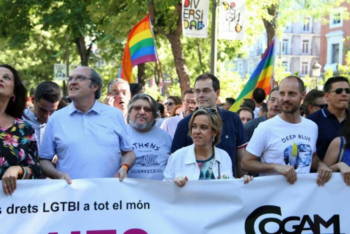 El alcalde de Madrid niega que esto sea "orillar" la bandera LGTBI