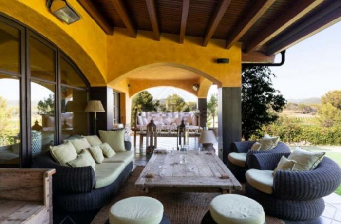 En nueve fotos: visita la casa de 2,9 millones de euros que Alfonso Arús pone a la venta