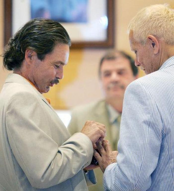 Diez años de la primera boda gay en España: "Hasta entonces éramos marginados"