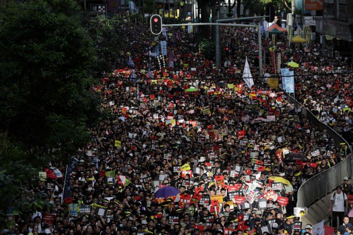 Miles de personas vuelven a las calles de Hong Kong