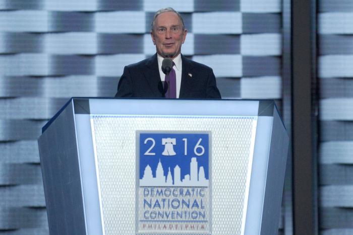 Las primarias demócratas explotan contra Bloomberg en el debate de Las Vegas