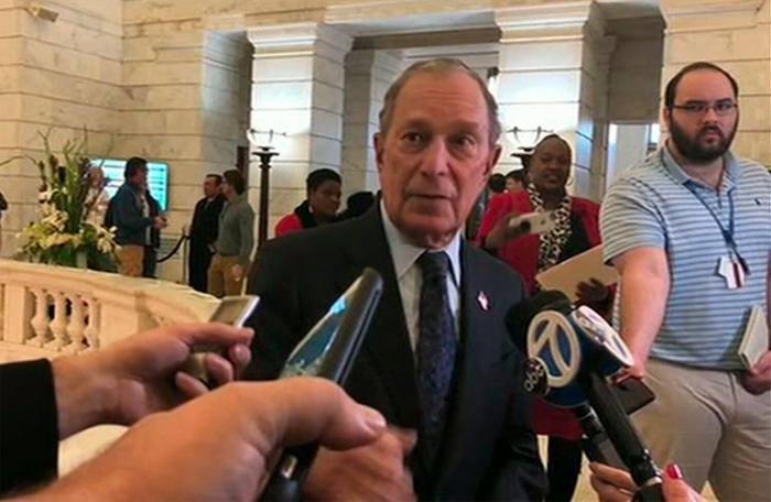 Las primarias demócratas explotan contra Bloomberg en el debate de Las Vegas