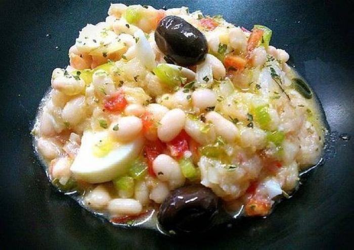 Por qué deberías guardar el líquido de los garbanzos en conserva y cómo usarlo para hacer mayonesa