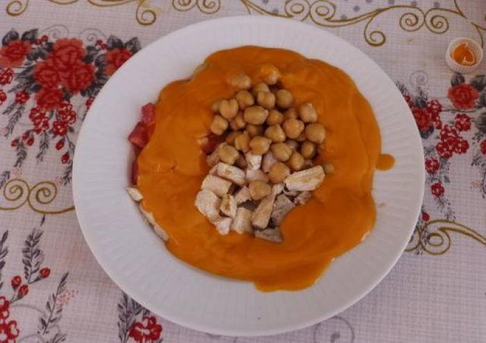 Por qué deberías guardar el líquido de los garbanzos en conserva y cómo usarlo para hacer mayonesa