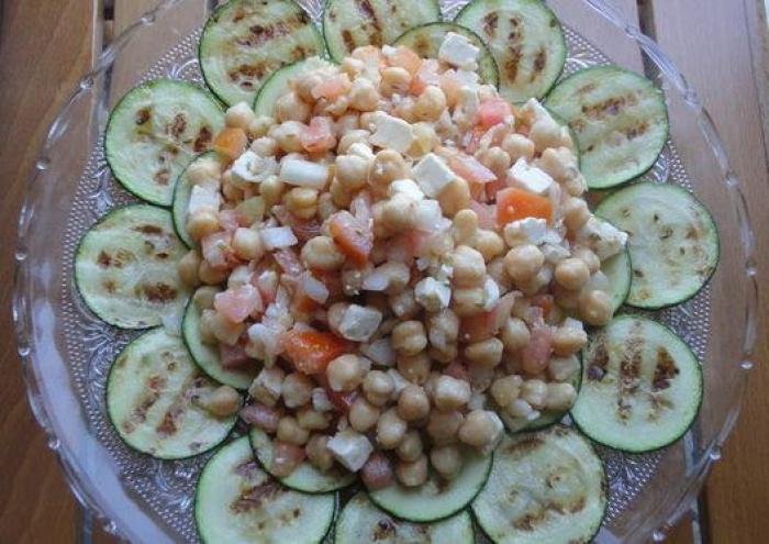 Por qué deberías guardar el líquido de los garbanzos en conserva y cómo usarlo para hacer mayonesa