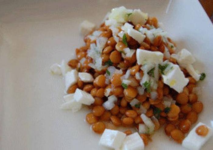 Por qué deberías guardar el líquido de los garbanzos en conserva y cómo usarlo para hacer mayonesa