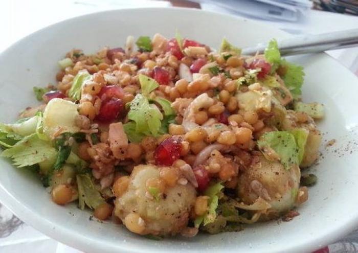 Por qué deberías guardar el líquido de los garbanzos en conserva y cómo usarlo para hacer mayonesa