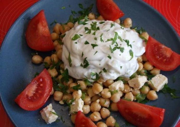 Por qué deberías guardar el líquido de los garbanzos en conserva y cómo usarlo para hacer mayonesa