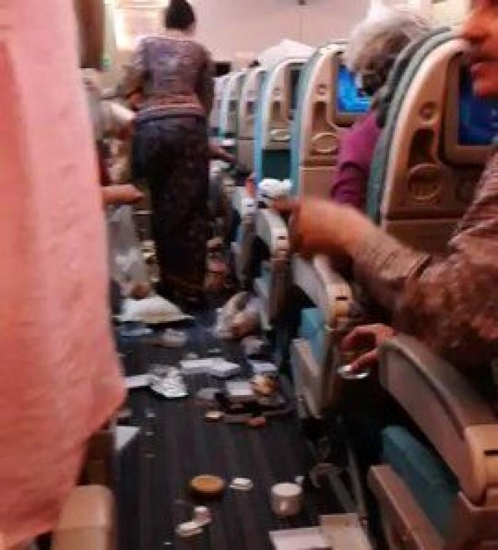 Turbulencias en un avión: esto es lo que pasa si ocurren a la hora de comer (VÍDEO, FOTOS)