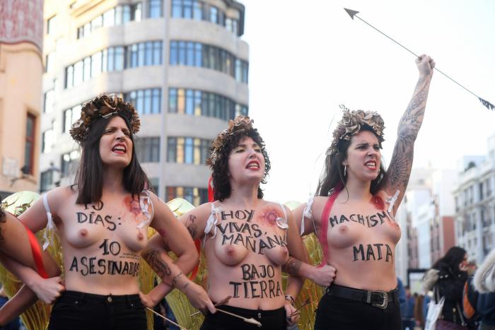 Femen se desnuda en Madrid por San Valentín contra el "amor romántico" y los feminicidios