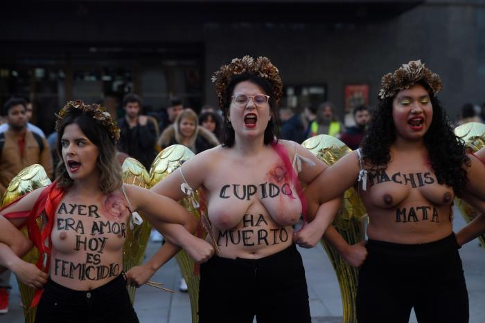 Femen se desnuda en Madrid por San Valentín contra el "amor romántico" y los feminicidios