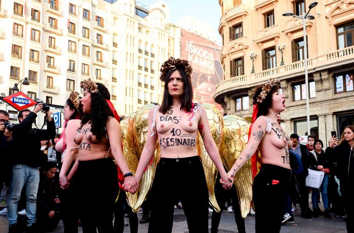 Femen se desnuda en Madrid por San Valentín contra el "amor romántico" y los feminicidios
