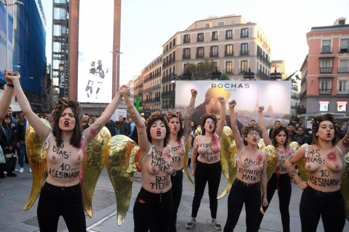 Femen se desnuda en Madrid por San Valentín contra el "amor romántico" y los feminicidios