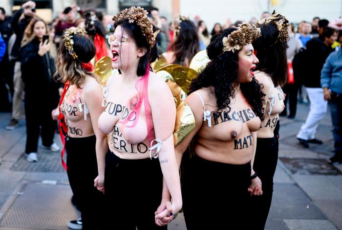 Femen se desnuda en Madrid por San Valentín contra el "amor romántico" y los feminicidios