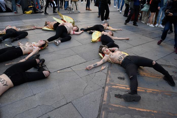 Femen se desnuda en Madrid por San Valentín contra el "amor romántico" y los feminicidios