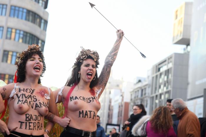 Femen se desnuda en Madrid por San Valentín contra el "amor romántico" y los feminicidios