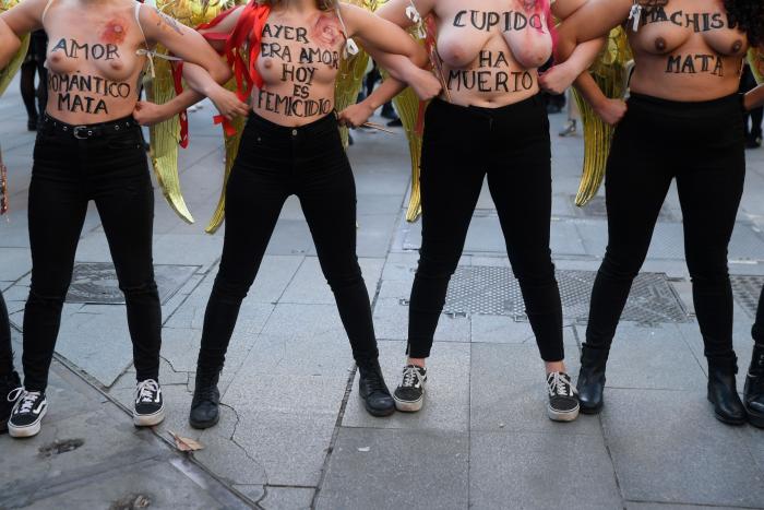 Femen se desnuda en Madrid por San Valentín contra el "amor romántico" y los feminicidios