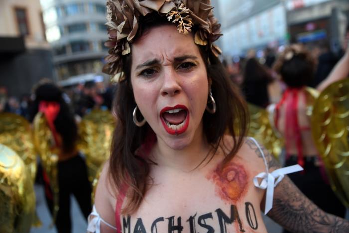 Femen se desnuda en Madrid por San Valentín contra el "amor romántico" y los feminicidios